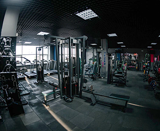 Большое разнообразие тренажеров без очередей к ним